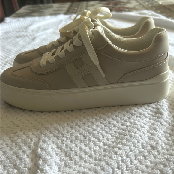 Chic Cream Lace-Up Sneakers - Picture 4 of 8